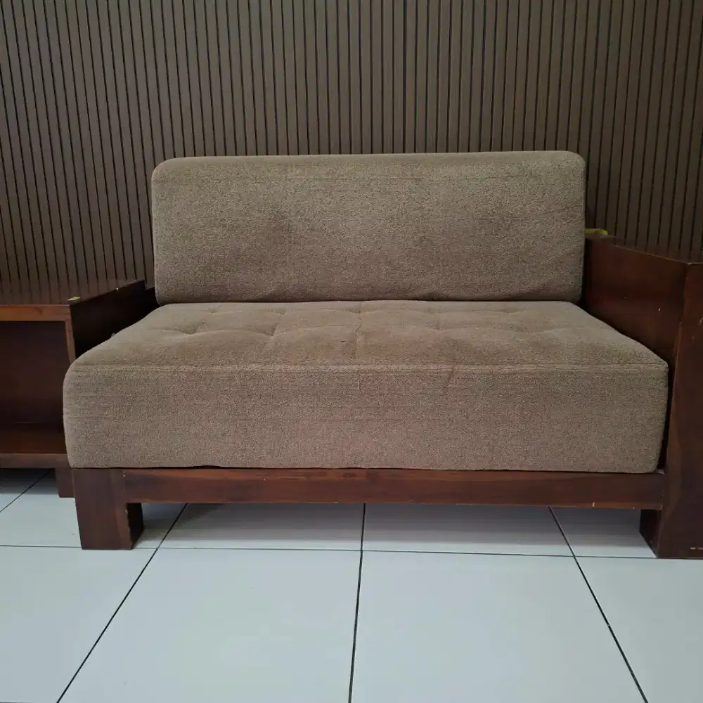Sofa rangka kayu jati kokoh, busa tebal.