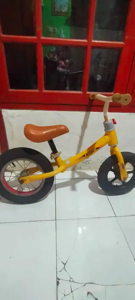 Sepeda keseimbangan ban belakang udah jari2 kuat.