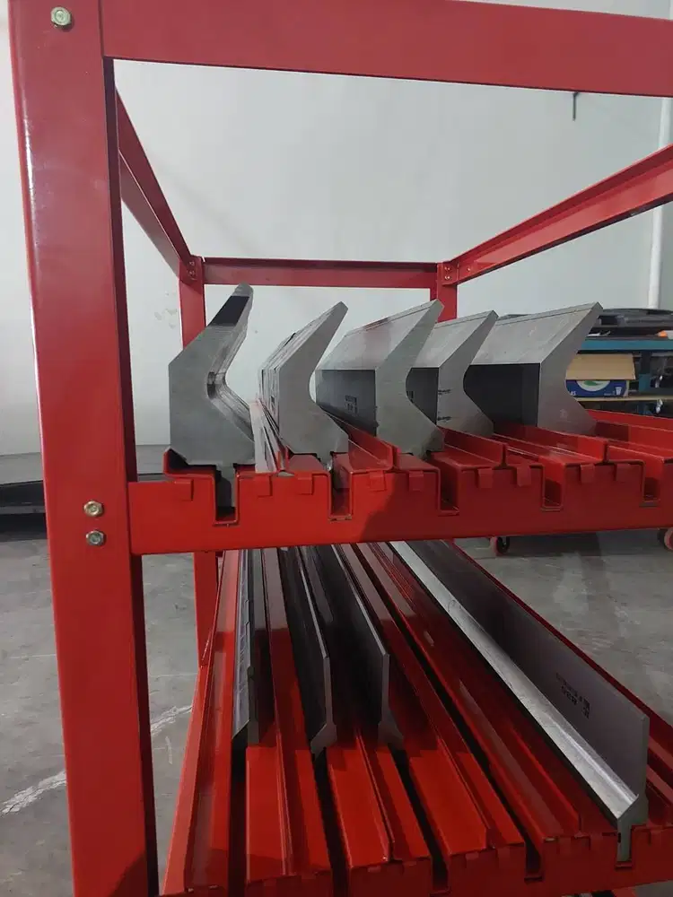 operator mesin bending nc