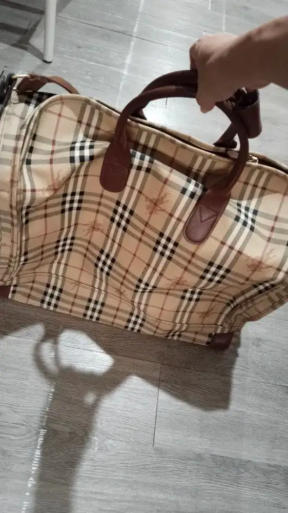 tas burberry ori.msh mulus.bonus meja penyimpanan dari kayu jati