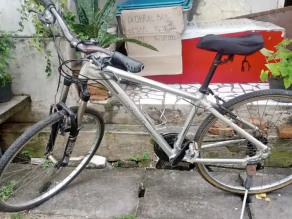Sepeda komuter hibrida dalam kota Polygon heist 1.0 1 0 bukan mtb