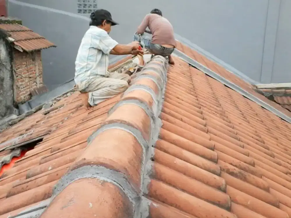 Perbaikan atap bocor dan renovasi