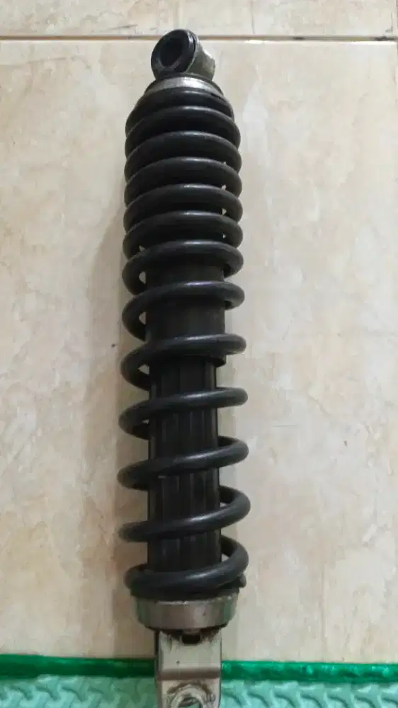 Shock belakang beat karbu