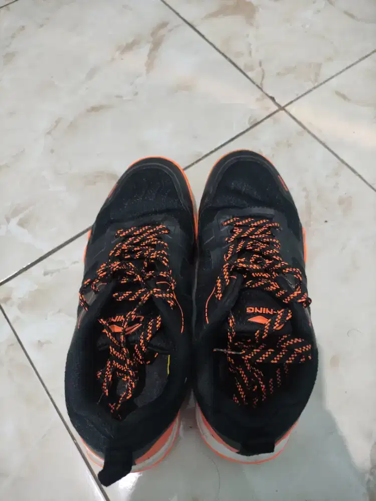 Sepatu badminton linning saga lite7