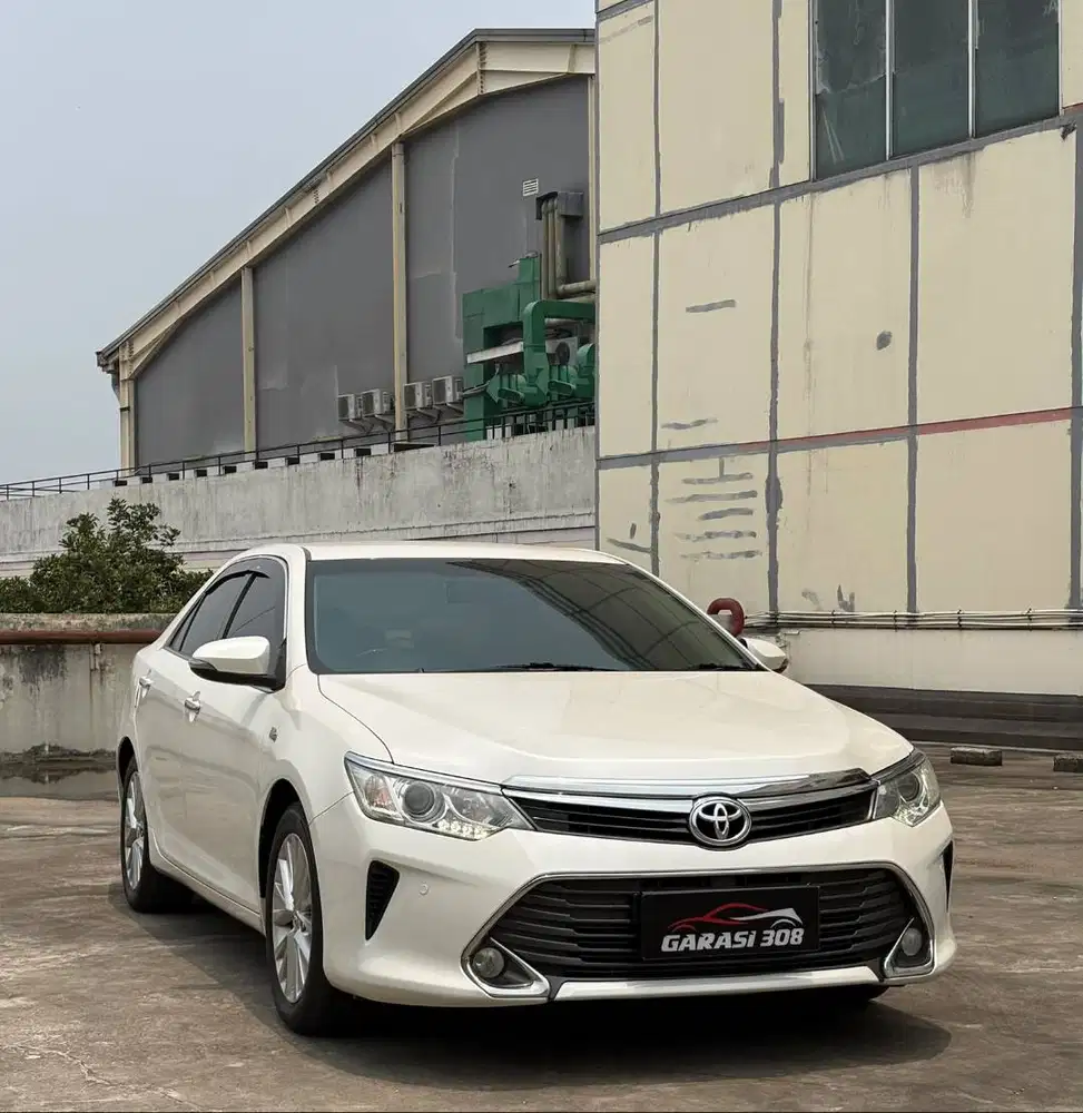 Toyota Camry 2.5 V AT 2018 Putih XV50  Kilometer 135 rb