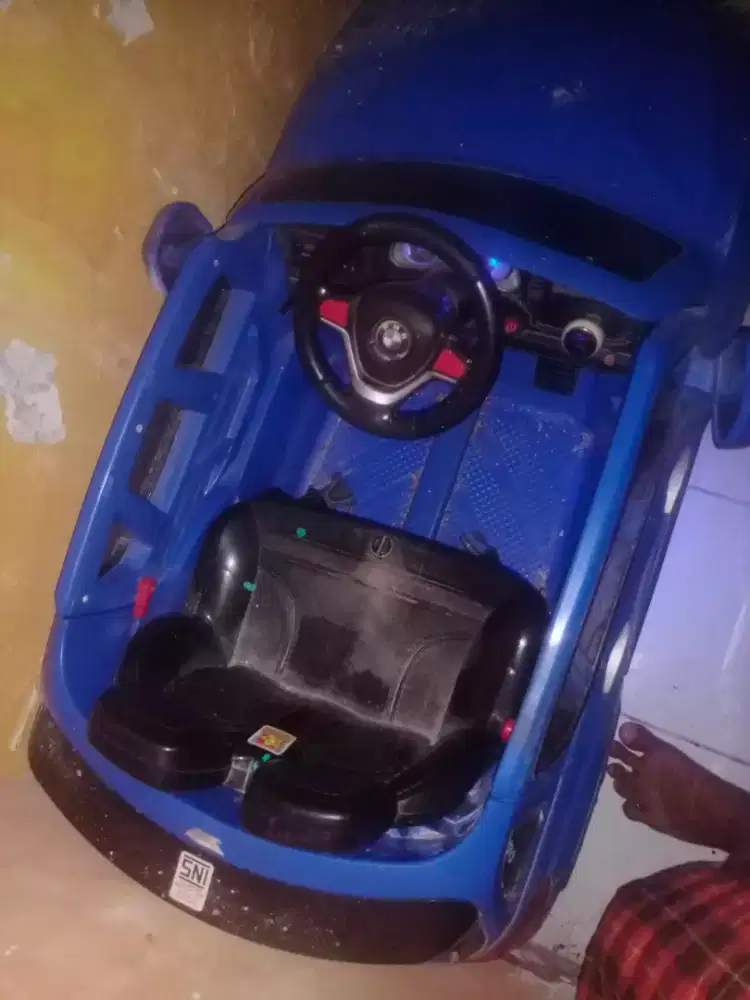 Mobil baterai bisa dua penumpang