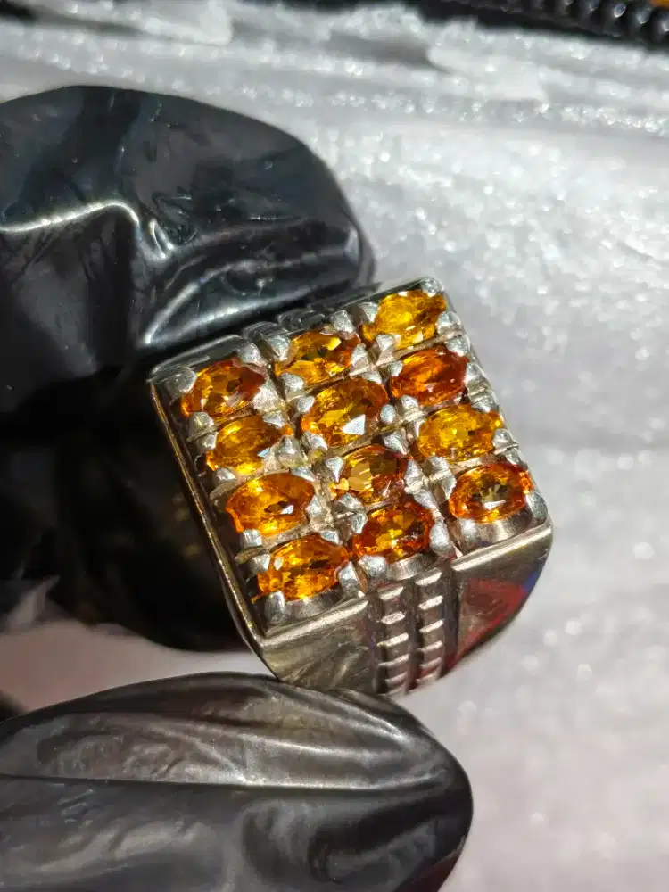 Cincin stempel dengan batu paparadscha songea