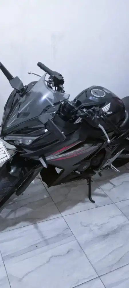 Honda CBR 150R Hitam