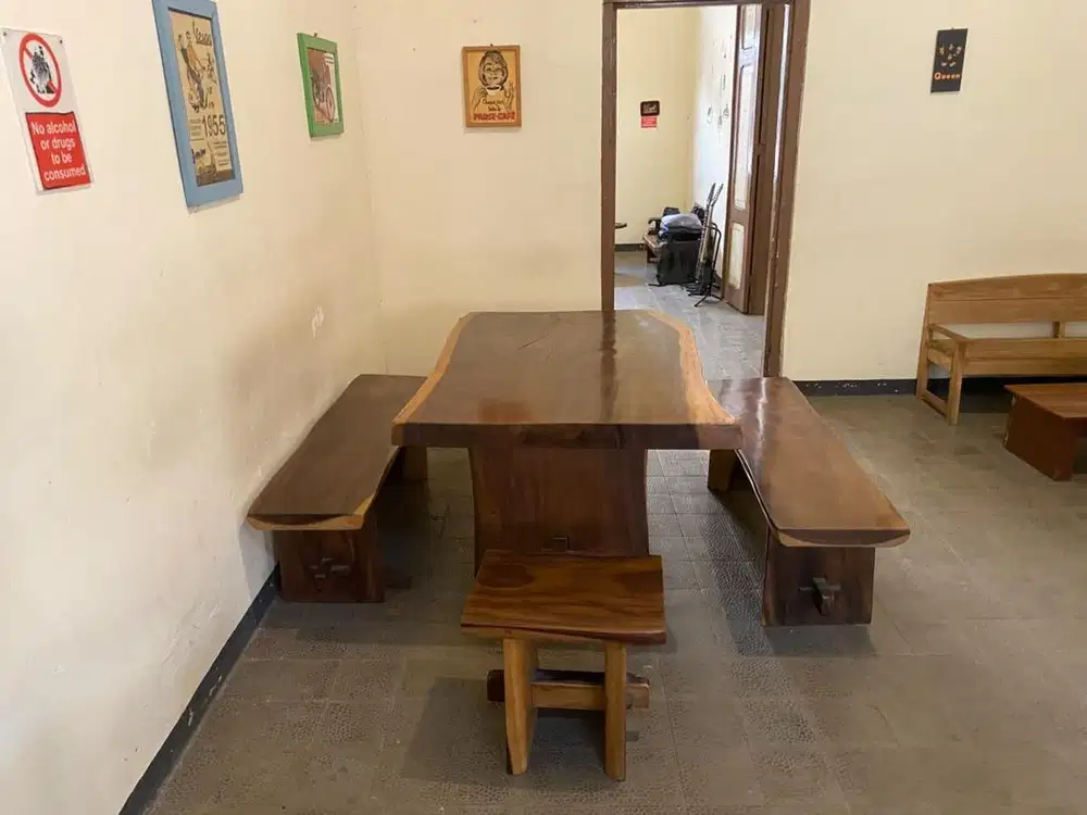 Satu Set Meja dan Kursi bahan Kayu Jati