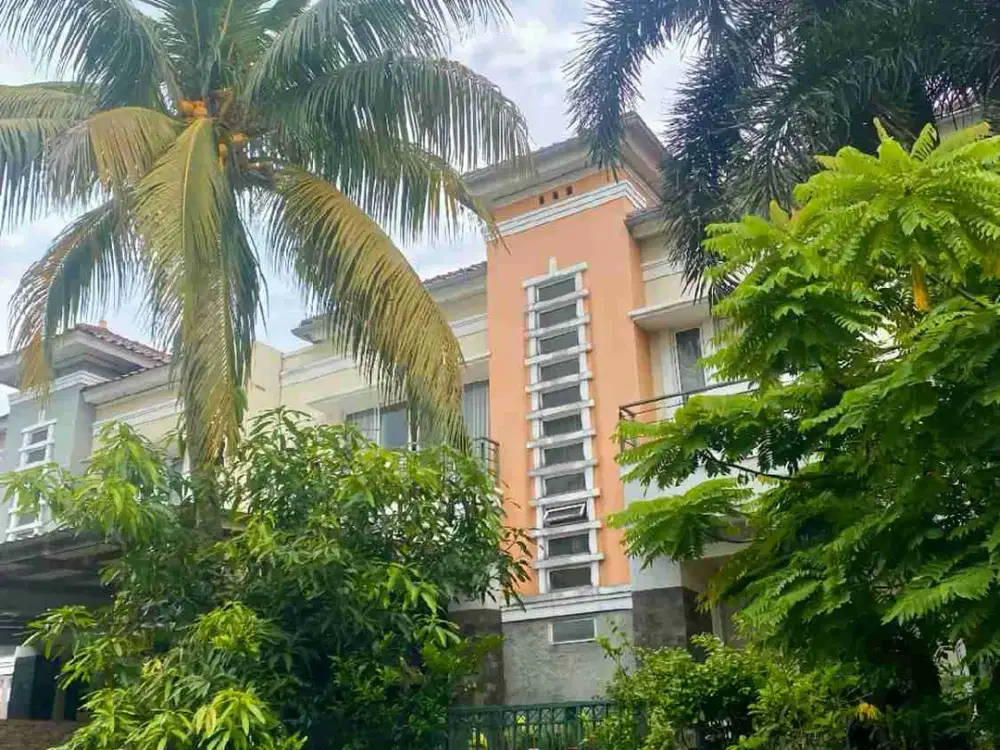 Di jual rumah mewah semi furnished lokasi strategis. Raffles Hills Cibubur.