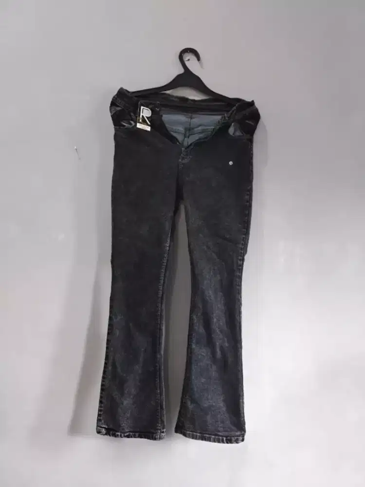 Celana jeans model cutbray dengan warna washed snow black