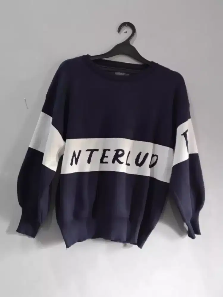 Sweater rajut biru gelap dari this is April