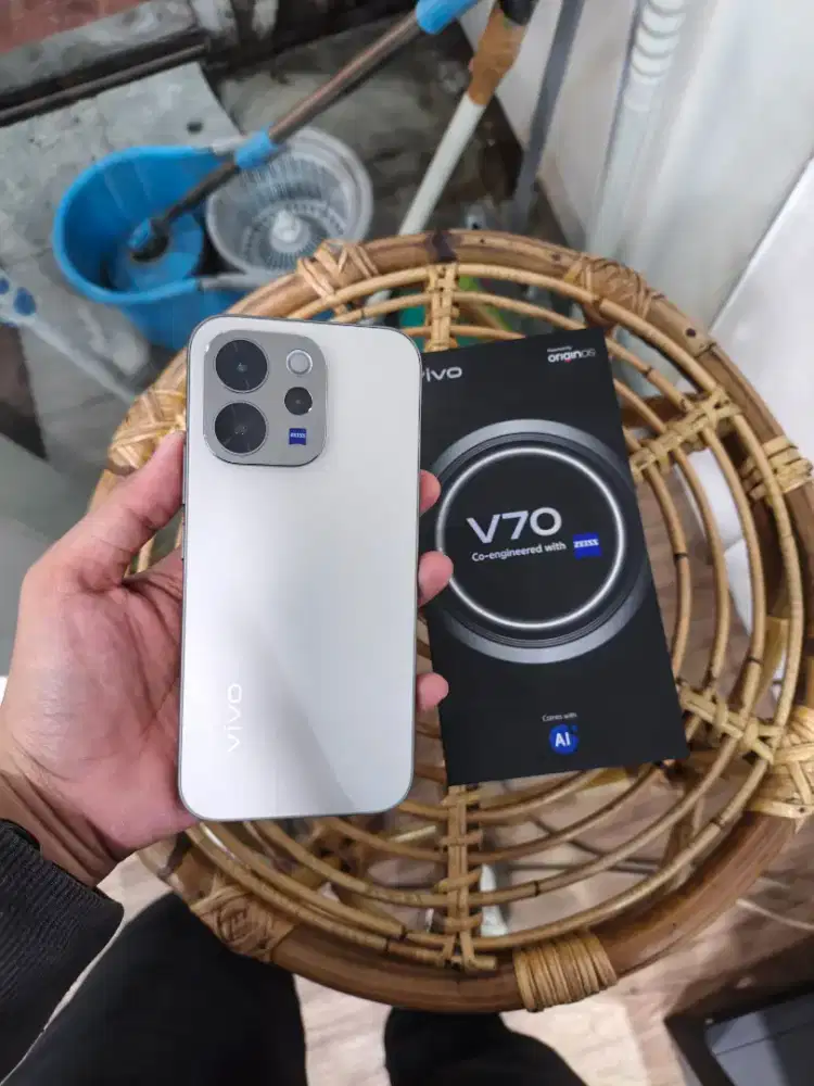 VIVO V70 5G RAM 12/256 GB