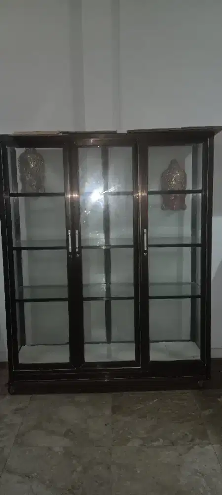 Lemari kaca alumuniun 3 pintu