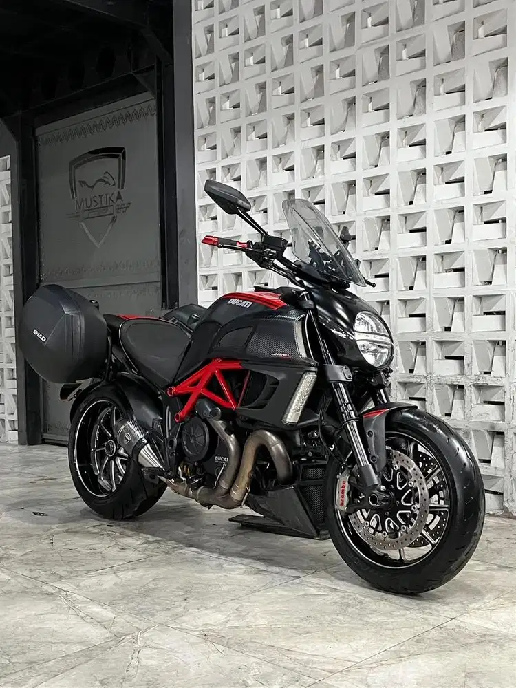 Ducati Diavel red carbon 2011