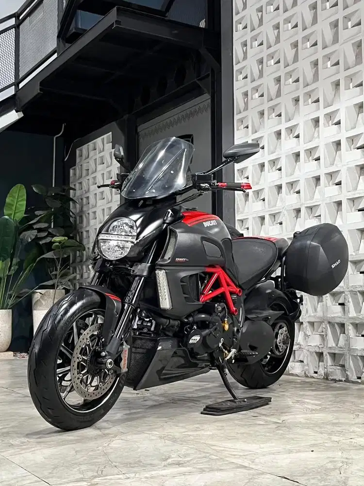 Moge Ducati Diavel red carbon 2011
