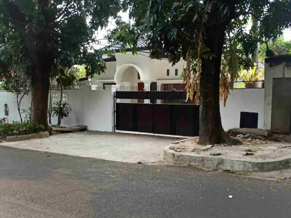 Rumah bgs dgn swimming Pool di kemang