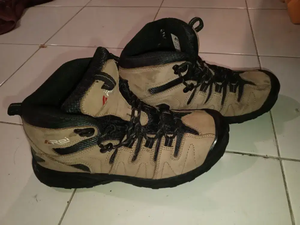 Sepatu Outdoor Arei Endurus olive.