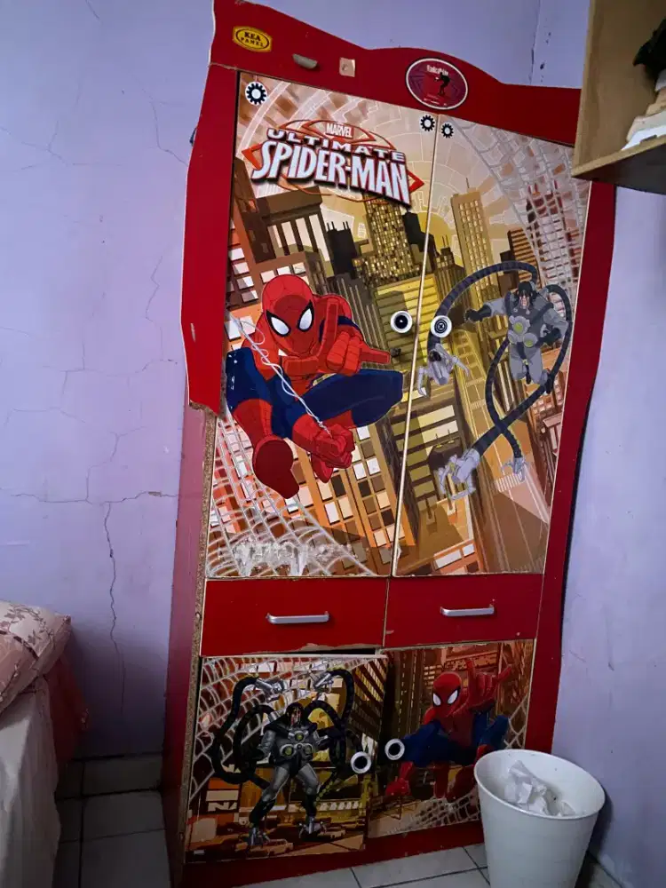 Lemari bekas spiderman