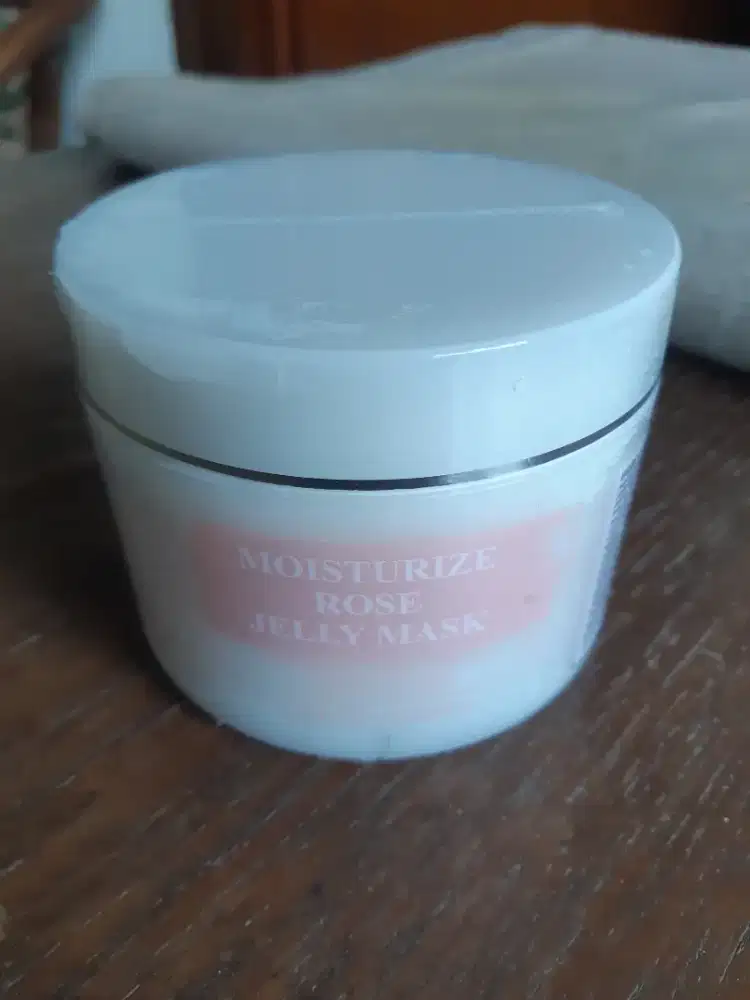 Moisturize Rose Jelly Mask
Masker dengan tekstur jelly