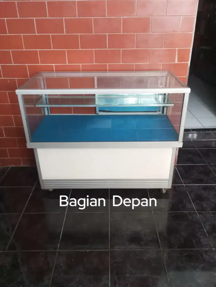 Etalase Kaca Untuk Usaha