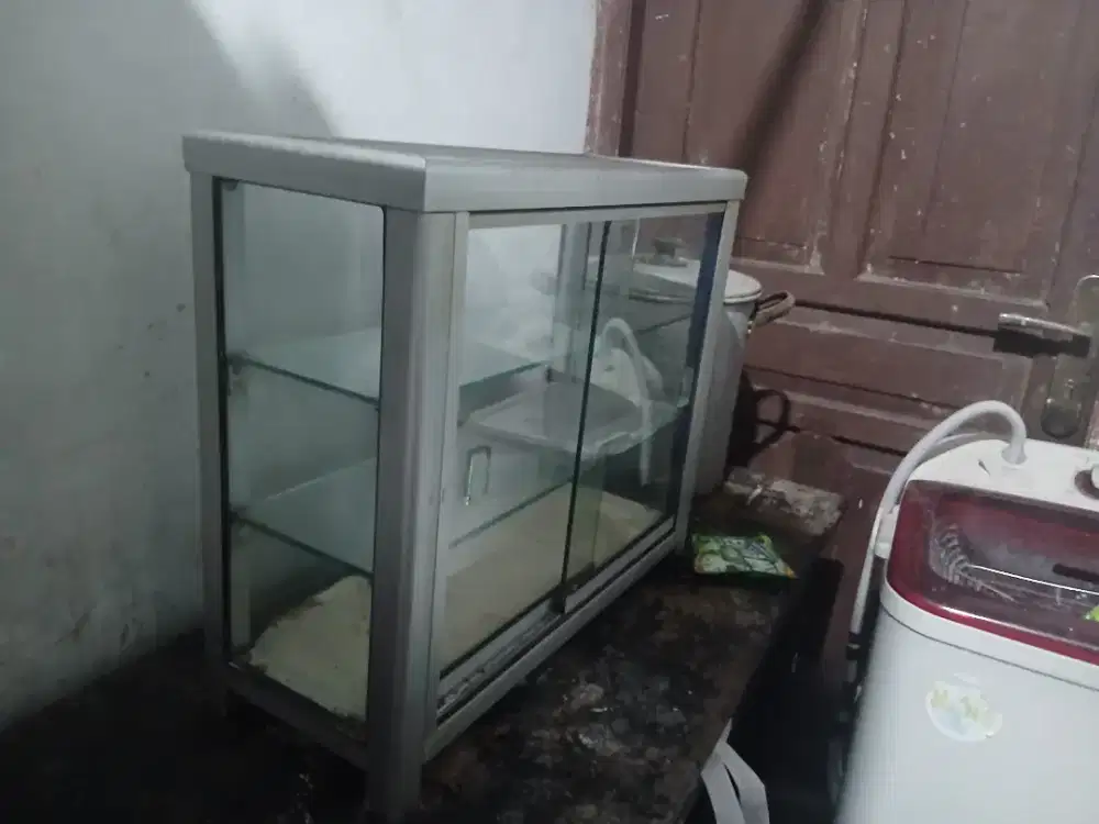 ETALASE KACA KECIL
