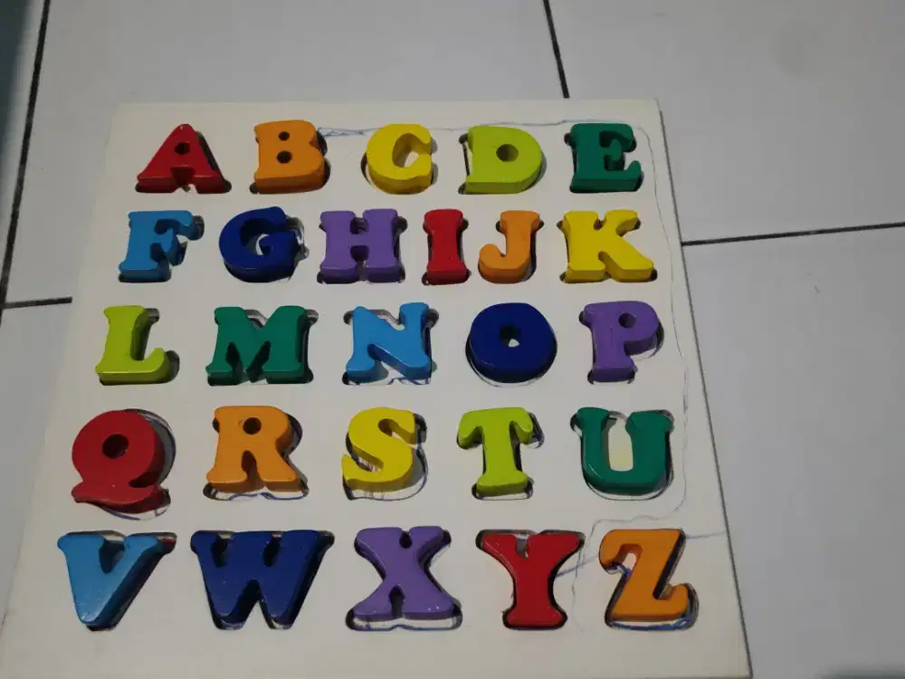 Mainan edukasi huruf kapital