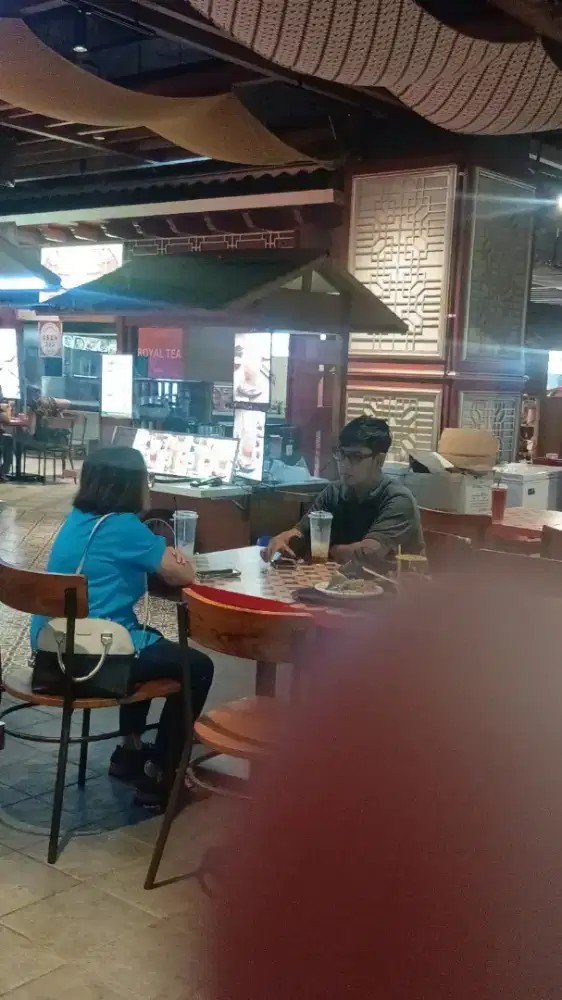 penyaji makanan  di mall