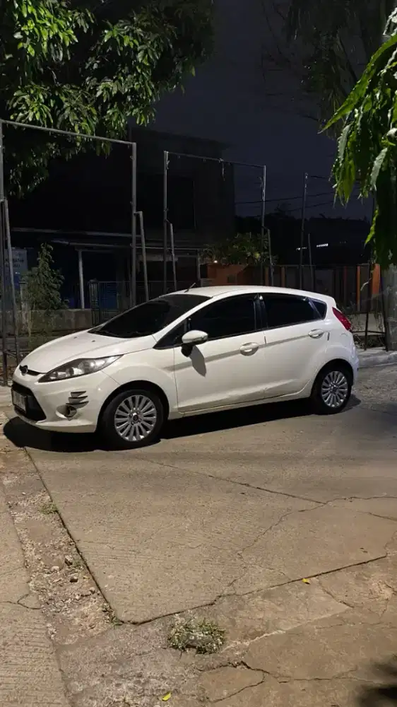 Ford Fiesta 1.4 L trend 2012 matic