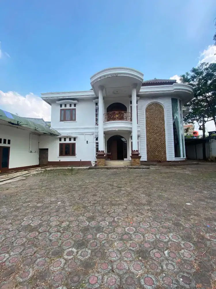 Disewakan rumah bisa untuk kantor lokasi strategis parkir luas