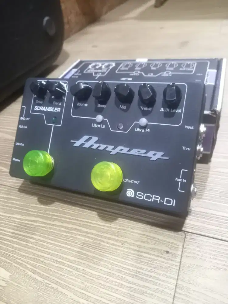Preamp Bass Ampeg SCR-DI dengan Pedal Overdrive Scrambler