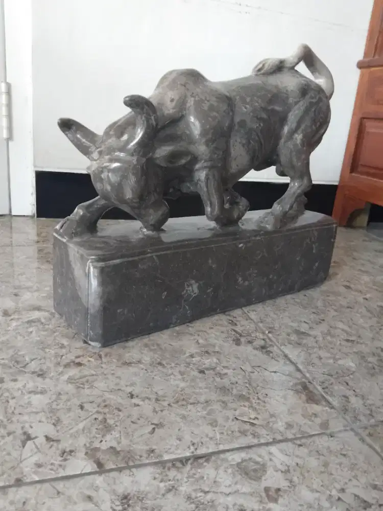 Kerajinan patung banteng batu hitam