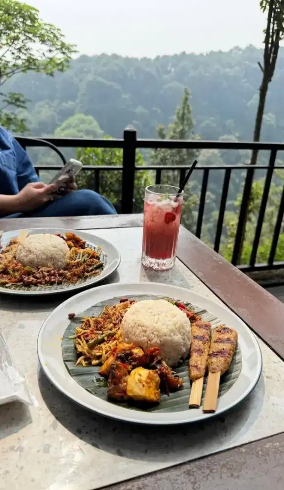 Yang iat serius kerja