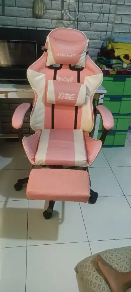 Kursi gaming warna pink