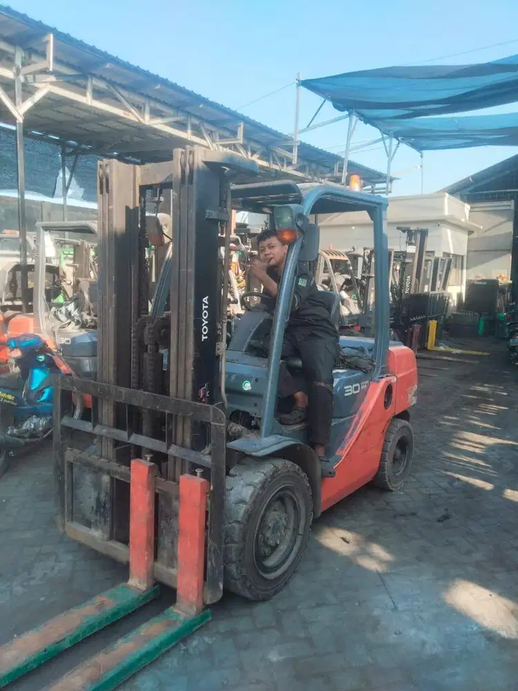 Forklift bekas 4.7 Meter 3Stage toyota seri 8