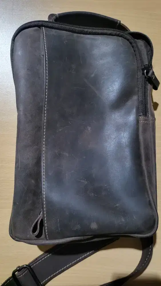 Tas kulit asli kondisi masih bagus. Cod jakarta dan sekitar nya.