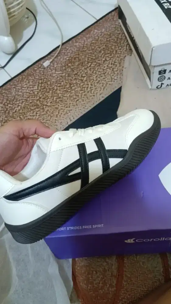 Dijual, Sepatu Corolla