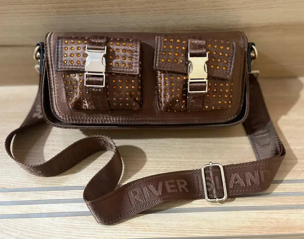 Tas river island like new
