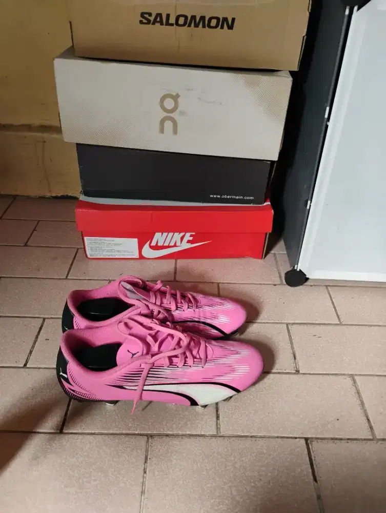 Sepatu bola puma
