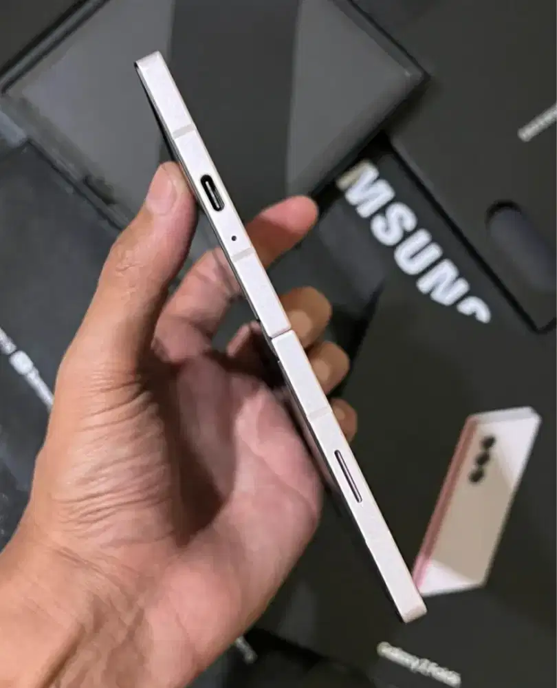 SAMSUNG Z FOLD 6 5G RAM 12/512 GB LENGKAP SIAP PAKAI

TAMPILAN MEWAH