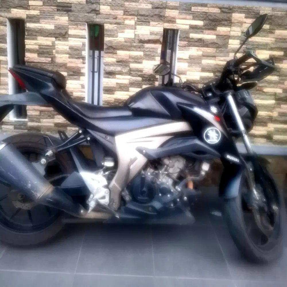 DIJUAL CEPAT - MOTOR SUZUKI MOTOR  GSX 150 CC - MANUAL