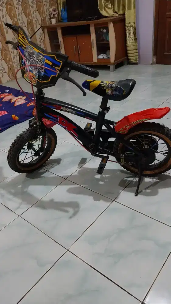 Sepeda anak laki-laki