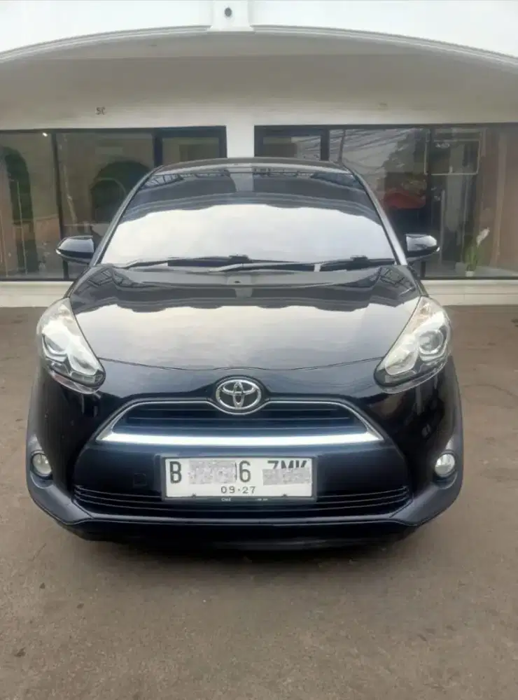 Toyota Sienta V AT 2017 warna hitam