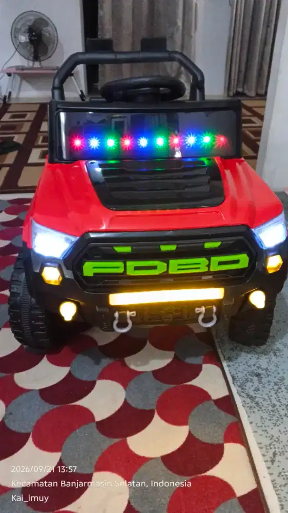 Mobil aki anak lengkap dgn remot, charger, jual murah.