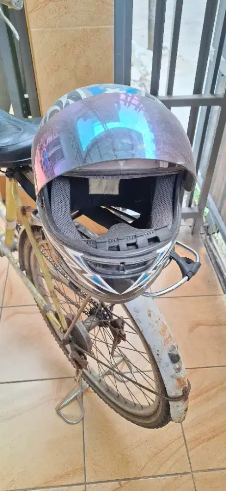 Helm bekas kondisi baik
