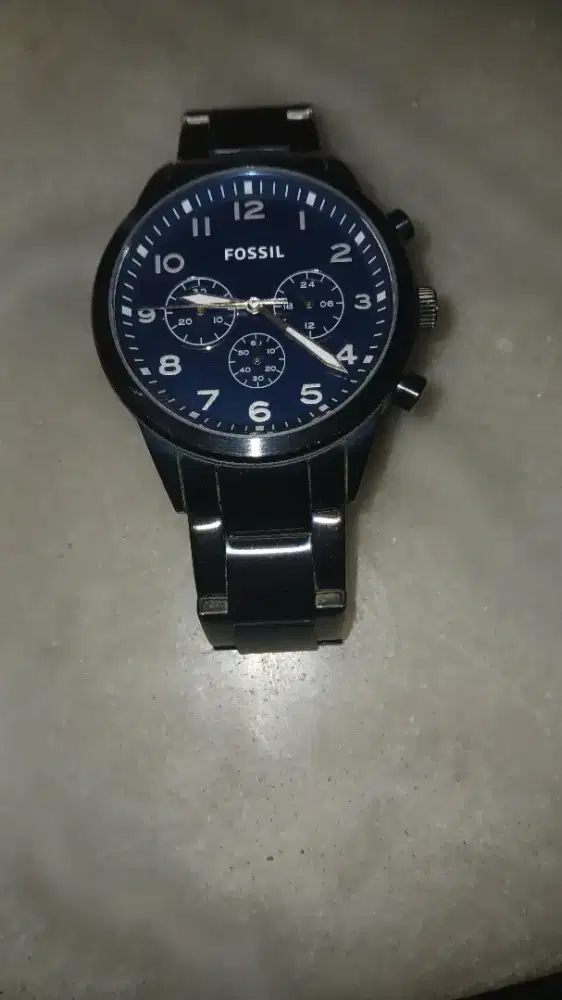 Jam tangan warna biru tua atau navy