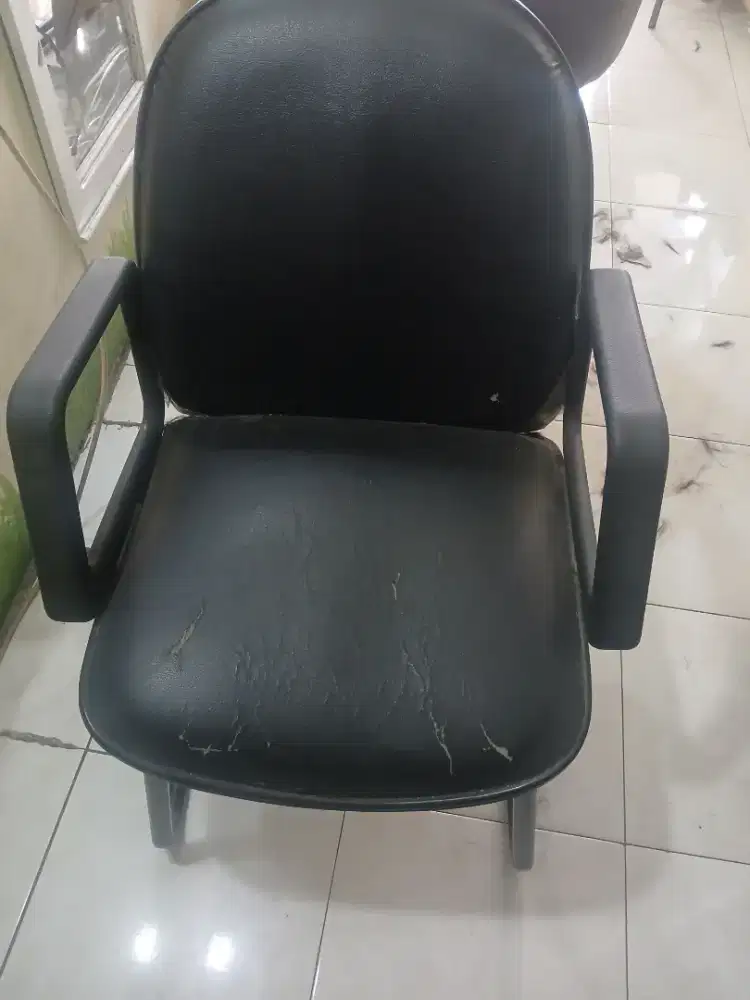 Kursi kantor warna hitam