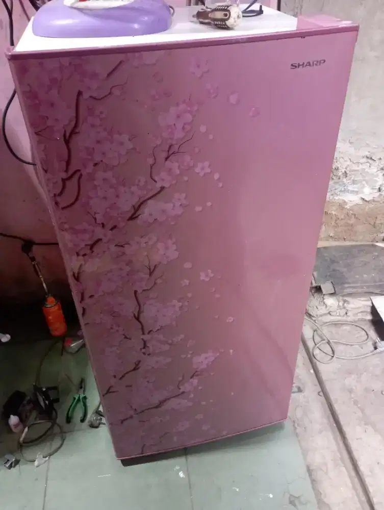 Kulkas merek sharp  satu pintu kondisi normal dingin minat wa