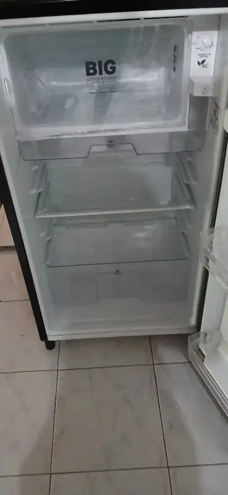 Kulkas Sanken. (Bekas) Pemakaian kurang dari 2 tahun