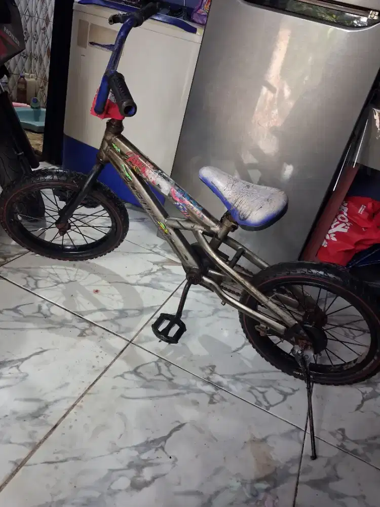 Sepeda lipat dan anak